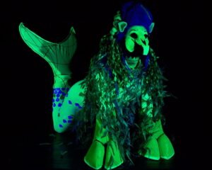 Erika Klash Instagram - ✨🌊🐴🧜‍♀️ Glowing Beach Kelpie ✨🌊🐴🧜‍♀️
⚰️
If you haven't seen the Ted Danson / Leslie Nielsen segment in Creepshow (1982), I highly recommend, it kept me company a lot while designing and making this look.
⚰️
📸 @cashmonetdrag