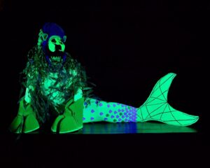 Erika Klash Instagram - ✨🌊🐴🧜‍♀️ Glowing Beach Kelpie ✨🌊🐴🧜‍♀️
⚰️
If you haven't seen the Ted Danson / Leslie Nielsen segment in Creepshow (1982), I highly recommend, it kept me company a lot while designing and making this look.
⚰️
📸 @cashmonetdrag