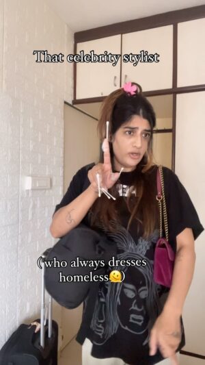 Erika Packard Instagram - Naam maath poochu. Sab ko mix kardiya 😂