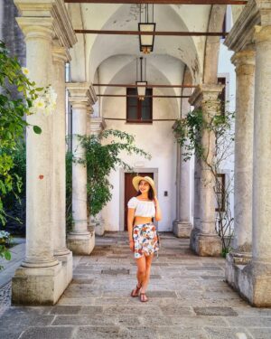 Erika Toa Russo Instagram - Un poco del turismo veraniego a 37° 🥵
...pero beeeeello! 
Esta ciudad es Udine, linda no? Una mini simil Venezia 🍾

#photobumb que no logré postear!
.
.
.
#Toa #turistlife #worldcitizen #bianchetto #Friulano #udine #Italy #summer2024 #estate2024 #hat #hot #instapic #