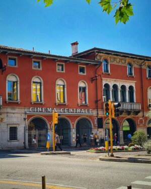 Erika Toa Russo Instagram - Un poco del turismo veraniego a 37° 🥵
...pero beeeeello! 
Esta ciudad es Udine, linda no? Una mini simil Venezia 🍾

#photobumb que no logré postear!
.
.
.
#Toa #turistlife #worldcitizen #bianchetto #Friulano #udine #Italy #summer2024 #estate2024 #hat #hot #instapic #