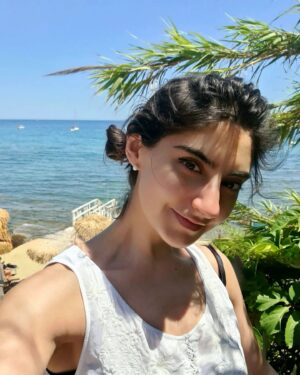 Erika Toa Russo Instagram - Cuando el trabajo te lleva a descubrir nuevos spots⛱️ .. y las ganas de playita no te sueltan!!🥵
.
.
#Toa #verano2024 #rodajes #sets #Civitavecchia #calor #estate2024 #selfies