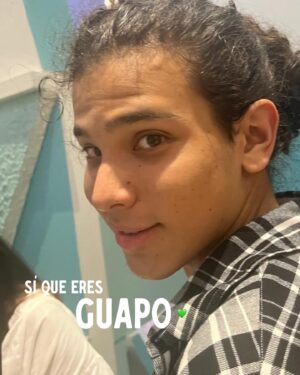 Érika Villalobos Instagram - Diecinueve años han pasado desde que soy mamá. Diecinueve años desde que di ese primer beso a la pequeña criatura que hoy ya es todo un hombre con sueños enormes, talento de sobra y un corazón de oro.
Me enseñaste a ser mamá, me hiciste las cosas fáciles siendo tan noble, me sorprendiste con tu arte y ahora -junto con tu hermana- eres mi confidente y mi soporte en los momentos más difíciles. ✨El universo me ha dado más de lo que podía pedir✨
Un año más de vida Mikael.
Y que vengan muchos más llenos de todo lo hermoso que te mereces.