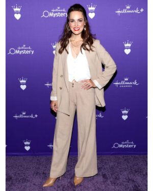 Erin Cahill Instagram - Hello, you wonderful ones! I have been busting to announce this new show coming out this fall!  The show HOLIDAZED will be coming out on #hallmarkplus and I can’t wait for you to see these fantastic episodes!  This cast is a DREAM come true and I am just chuffed!  Thank you @tvinsider for helping announce the show at the TCA’s!  @official_tca It was a joy to do the panel and speak with the press. We really became like a family during the months of filming and that’s thanks to our fearless leader and show runner @ginamariamatthews .  Thank you to all the @hallmarkchannel powers that be who invited me to come play on this magical set!  More to come, but in the meantime, sending each of you love and have a beautiful weekend! ♥️🙌 (Thank you @radmakeup for the hair and make-up glam).