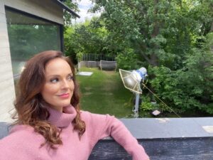 Erin Cahill Instagram - Finding my light. (Had to.). Hope you are having a beautiful day out there in the sunshine!  Sending you love ☀️