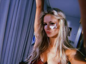 Erin Moriarty Instagram - a triumphant and sleepy touchdown. onto my decade of rest and relaxation 💕