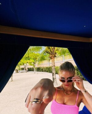 Erin Moriarty Instagram - The kinds of vacations that should be covered by health insurance 🤌🏻 🇯🇲