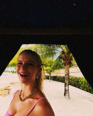 Erin Moriarty Instagram - The kinds of vacations that should be covered by health insurance 🤌🏻 🇯🇲