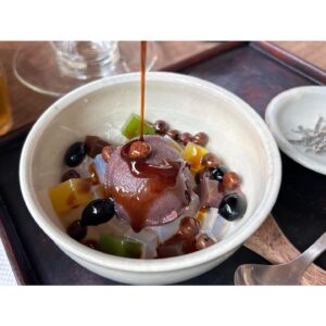 Erina Mano Instagram - オレンジページnetでの連載「ふたりごはん日記」🍊
今月は外食編ということで
妊娠中のまだ動ける期間にものすごくあんみつが食べたくなって
千葉県の佐原にある甘味処「いなえ」に行ってきたときの話🤭
連載記事のURLはストーリーハイライトのオレンジページにまとめてあります🫧
.
.
佐原の街が好きだからこの日もあんみつを食べたあとは
少し散策してたまたま見つけたお店でお皿を購入したり
素敵なコーヒー屋さんを見つけて夫が嬉しそうだったりと
とっても良い休日を過ごせました😌
.
.
そして、
今回をもって連載はしばらくの間お休みになります。
今は初めての育児に奮闘の日々！
大変なこともあるし寝不足を感じるときもあるけど
そんなことも全部ひっくるめて楽しくて毎日があっという間です！
気持ち的にも身体的にも余裕が出てきて
またいろいろなものを作ったり
子供も一緒に外出ができるようになったら
連載の方も再開できたらいいなぁと思っています😌
.
.
まだまだ暑い日が続きそうなので
しっかり食べて寝れる時は寝て今まで以上に体調管理気をつけます！
みんなも熱中症や夏風邪に気をつけてね！！
#オレンジページ
#連載
#あんみつ
#佐原
#いつかの休日
#美味しかった