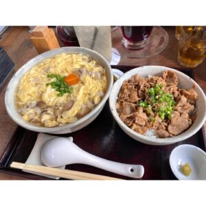 Erina Mano Instagram - オレンジページnetでの連載「ふたりごはん日記」🍊
今月は外食編ということで
妊娠中のまだ動ける期間にものすごくあんみつが食べたくなって
千葉県の佐原にある甘味処「いなえ」に行ってきたときの話🤭
連載記事のURLはストーリーハイライトのオレンジページにまとめてあります🫧
.
.
佐原の街が好きだからこの日もあんみつを食べたあとは
少し散策してたまたま見つけたお店でお皿を購入したり
素敵なコーヒー屋さんを見つけて夫が嬉しそうだったりと
とっても良い休日を過ごせました😌
.
.
そして、
今回をもって連載はしばらくの間お休みになります。
今は初めての育児に奮闘の日々！
大変なこともあるし寝不足を感じるときもあるけど
そんなことも全部ひっくるめて楽しくて毎日があっという間です！
気持ち的にも身体的にも余裕が出てきて
またいろいろなものを作ったり
子供も一緒に外出ができるようになったら
連載の方も再開できたらいいなぁと思っています😌
.
.
まだまだ暑い日が続きそうなので
しっかり食べて寝れる時は寝て今まで以上に体調管理気をつけます！
みんなも熱中症や夏風邪に気をつけてね！！
#オレンジページ
#連載
#あんみつ
#佐原
#いつかの休日
#美味しかった