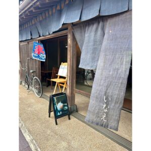 Erina Mano Instagram - オレンジページnetでの連載「ふたりごはん日記」🍊
今月は外食編ということで
妊娠中のまだ動ける期間にものすごくあんみつが食べたくなって
千葉県の佐原にある甘味処「いなえ」に行ってきたときの話🤭
連載記事のURLはストーリーハイライトのオレンジページにまとめてあります🫧
.
.
佐原の街が好きだからこの日もあんみつを食べたあとは
少し散策してたまたま見つけたお店でお皿を購入したり
素敵なコーヒー屋さんを見つけて夫が嬉しそうだったりと
とっても良い休日を過ごせました😌
.
.
そして、
今回をもって連載はしばらくの間お休みになります。
今は初めての育児に奮闘の日々！
大変なこともあるし寝不足を感じるときもあるけど
そんなことも全部ひっくるめて楽しくて毎日があっという間です！
気持ち的にも身体的にも余裕が出てきて
またいろいろなものを作ったり
子供も一緒に外出ができるようになったら
連載の方も再開できたらいいなぁと思っています😌
.
.
まだまだ暑い日が続きそうなので
しっかり食べて寝れる時は寝て今まで以上に体調管理気をつけます！
みんなも熱中症や夏風邪に気をつけてね！！
#オレンジページ
#連載
#あんみつ
#佐原
#いつかの休日
#美味しかった