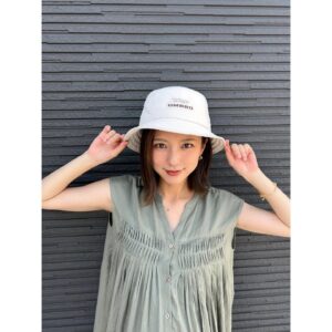 Erina Mano Instagram - 今日は連載に載せる写真を撮影📷
今日も暑いですね☀️
これだけ暑いと帽子も欠かせない日々！
キャップも好きだしバケハも好き🤭🤍
.
.
気がつけば2024年も半分終わりましたね😳
なんだかんだあっという間に過ぎていくから
1日1日を大切に過ごさなきゃ！と最近改めて思いました🫧
まずは今年も暑すぎるであろう夏を元気に乗り切るために
しっかり水分補給して食事にも気をつけて体力を落とさないようにしないと🫠　
みんなも熱中症や夏風邪に気をつけてね！！
#近況
#今日の写真
#バケハ
#UMBRO
#暑いね
#毎日を大切に