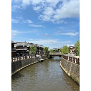 Erina Mano Instagram - オレンジページnetでの連載「ふたりごはん日記」🍊
今月は外食編ということで
妊娠中のまだ動ける期間にものすごくあんみつが食べたくなって
千葉県の佐原にある甘味処「いなえ」に行ってきたときの話🤭
連載記事のURLはストーリーハイライトのオレンジページにまとめてあります🫧
.
.
佐原の街が好きだからこの日もあんみつを食べたあとは
少し散策してたまたま見つけたお店でお皿を購入したり
素敵なコーヒー屋さんを見つけて夫が嬉しそうだったりと
とっても良い休日を過ごせました😌
.
.
そして、
今回をもって連載はしばらくの間お休みになります。
今は初めての育児に奮闘の日々！
大変なこともあるし寝不足を感じるときもあるけど
そんなことも全部ひっくるめて楽しくて毎日があっという間です！
気持ち的にも身体的にも余裕が出てきて
またいろいろなものを作ったり
子供も一緒に外出ができるようになったら
連載の方も再開できたらいいなぁと思っています😌
.
.
まだまだ暑い日が続きそうなので
しっかり食べて寝れる時は寝て今まで以上に体調管理気をつけます！
みんなも熱中症や夏風邪に気をつけてね！！
#オレンジページ
#連載
#あんみつ
#佐原
#いつかの休日
#美味しかった