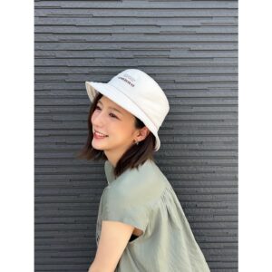 Erina Mano Instagram - 今日は連載に載せる写真を撮影📷
今日も暑いですね☀️
これだけ暑いと帽子も欠かせない日々！
キャップも好きだしバケハも好き🤭🤍
.
.
気がつけば2024年も半分終わりましたね😳
なんだかんだあっという間に過ぎていくから
1日1日を大切に過ごさなきゃ！と最近改めて思いました🫧
まずは今年も暑すぎるであろう夏を元気に乗り切るために
しっかり水分補給して食事にも気をつけて体力を落とさないようにしないと🫠　
みんなも熱中症や夏風邪に気をつけてね！！
#近況
#今日の写真
#バケハ
#UMBRO
#暑いね
#毎日を大切に
