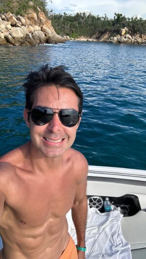 Ernesto D'Alessio Instagram - Acapulco y la playa Palmitas son un verdadero paraíso en la Tierra. Si alguna vez tienen la oportunidad de visitar este hermoso puerto, no duden en hacerlo. Les aseguro que se enamorarán de sus paisajes, su gente y su cultura.