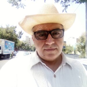 Esmael Barari Instagram - 🔴 سرنوشت سینمای ایران، همچون فرش ایرانی!

اسماعیل براری:
آینده خوبی در انتظار سینمای ایران نیست!
فیلم کودک در همه دنیا بسیار پرمخاطب است، ولی در ایران فیلم کودک را بر زمین زده اند و مدیران پخش، با سماجت مانع پیشرفت این حوزه می شوند.
اسماعیل براری کارگردان سینما در ارتباط با فیلم های توقیفی اش به خبرگزاری صبا گفت: ما سالها برای ساخت فیلم ها و تولیدشان فکر می کنیم، برنامه ریزی می کنیم، هزینه و گفت وگو می کنیم ،ولی در نهایت اتفاقی نمی افتد و متاسفانه در مرحله پخش شاهد از بین رفتن فیلم هایمان هستیم.
وی در ادامه توضیح داد: فیلم «گزارش مریم» به دلیل تصمیم مدیریت وقت فارابی که بطور غیر منصفانه ای اعمال شد به مدت 5سال متوقف ماند. در حال حاضر که پس از صرف انرژی و هزینه زیاد به پایان رسیده و دنبال پخش آن هستیم، راه همواری پیدا نمی کنیم. مثل این است که در را ببندید که کسی رد نشود بعد بپرسیم چرا رد نمی شوی؟
براری همچنین به اکران فیلم توقیف شده «12صندلی»اشاره کرد و گفت:فیلم «12صندلی»که آن هم مدتی توقیف شده بود توسط شورای صنفی، در لحظه شروع اکران به آتش کشیده شد و با بی مهری زیاد در ارائه سالن های نمایش مواجه شد.
او در ادامه افزود:من فیلم های بدی نساختم که شاهد توقیف شدن آنها باشم.من مستقل کار می کنم و اجازه نمی دهم فریمی از فیلمم کم شود، به همین دلایل است که مانع اکران فیلم هایم می شوند. به طور مثال فیلم «کویرمرگ»در 20کشور به نمایش در آمد و جوایز زیادی را دریافت کرد و حتی یک فیلمساز سوئیسی تقاضای اقتباس از آن را ارایه کرد اما در ایران متاسفانه سال هاست با توقف مواجه است. در ایران فیلمسازی مستقل برابر است با خارج شدن از توجه و علاقه مسوولان و این مشکلی قدیمی و بنیادی در سینمای ایران است.
 کارگردان«روز باران»درخصوص چشم انداز سینمای ایران گفت:آینده خوبی در انتظار سینمای ایران نیست. چند سال پیش مقاله ای نوشتم و سرنوشت سینمای ایران را به فرش ایرانی تشبیه کردم که در همه دنیا برای آن بسیار ارزش پولی و فرهنگی زیادی قائلند، ولی در داخل ایران، این حرفه رو به ورشکستگی می رود.
او در ادامه در ارتباط با فیلم های رایج سینما خاطرنشان کرد: در حال حاضر تنها مدلی که در ایران رواج دارد و در سینماها به نمایش در می آید فیلم های «علاف کش» است. این اصطلاح برایتان جالب است؟ این یک اصطلاح قدیمی این حرفه است. مدیران پخش، فیلم هایی را که آدم ها ی علاف  و بیکار را به سالن سینما می کشد، «علاف کش» می نامند و اگر بطور میانگین به فیلم های دهسال گذشته نگاهی بیاندازید ، می بینید که اغلب از این دسته اند..