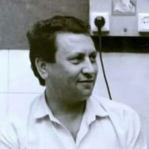 Esmael Barari Instagram - روحش شاد. مرحوم اکبر قاسمی، مسئول لابراتوار عکاسی دانشکده سینما و تاتر دانشگاه هنر، مرد خوب و مهربانی بود و یار مکمل استاد مرحوم رضا شریفی، مدرس بی نظیر کلاس عکاسی و فیلمبرداری در سالهای دهه شصت... بی اغراق به همه دانشجویانی که در آن دانشکده، عکاسی کرده و عکسی چاپ کرده اند، حقی به گردن داشت!