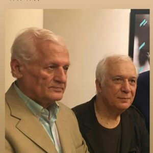 Esmael Barari Instagram - او دومین استاد دوره دانشجویی من بود که امسال بدلیل کرونا از دست دادم. مرحوم اکبر عالمی و مرحوم خسرو سینایی. هر دو معلم، هر دو دانا، هر دو صاحب سبک، هر دو حکیم و هر دو چیره دست. 
پیش از آن و سالها پیش،  مرتضی آوینی، رضا شریفی و هوشنگ طاهری را از دست داده ام. قلبم از این تاراج بزرگان بدست روزگار شکسته..💔