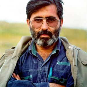 Esmael Barari Instagram - او دومین استاد دوره دانشجویی من بود که امسال بدلیل کرونا از دست دادم. مرحوم اکبر عالمی و مرحوم خسرو سینایی. هر دو معلم، هر دو دانا، هر دو صاحب سبک، هر دو حکیم و هر دو چیره دست. 
پیش از آن و سالها پیش،  مرتضی آوینی، رضا شریفی و هوشنگ طاهری را از دست داده ام. قلبم از این تاراج بزرگان بدست روزگار شکسته..💔