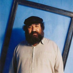 Esmael Barari Instagram - او دومین استاد دوره دانشجویی من بود که امسال بدلیل کرونا از دست دادم. مرحوم اکبر عالمی و مرحوم خسرو سینایی. هر دو معلم، هر دو دانا، هر دو صاحب سبک، هر دو حکیم و هر دو چیره دست. 
پیش از آن و سالها پیش،  مرتضی آوینی، رضا شریفی و هوشنگ طاهری را از دست داده ام. قلبم از این تاراج بزرگان بدست روزگار شکسته..💔