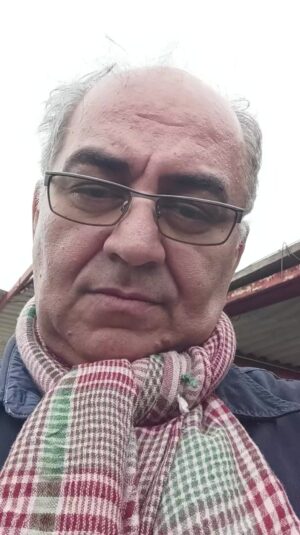Esmael Barari Instagram - مادرم می‌گفت من امروز غروب در انزلی بدنیا اومدم و تمام شب تا صبح، باران سیل‌آسا باریده است☔️ شاید همین داستانهای کودکی مرا به طبیعت باران علاقمند کرده باشد.
بچه که بودم، می‌پنداشتم که باران همزاد منست. باور کرده بودم که در هر فصل و ماه از سال، اگر حتی یک سر کوتاه به خانه در رشت بروم، باران می بارد... و عجیب این‌که می‌بارید!💦
یک‌بار در وسط تابستان با اتوبوس از شهر رشت عبور کردم‌ و حتی توقف هم نداشتم و از دلم گذشت که اینبار دیگر نمی‌شود! حتی لحظه ای از این فکرم نگذشته‌بود که برف پاک کن راننده شروع بکار کرد🌧  و من شیشه کناری را باز کردم و دستم را بیرون بردم تا از باران خیس شود.
اراده می‌کردم، باران می‌آمد! یک بار در تهران، در دفترم خودم را به چالش کشیدم و طلب باران کردم و در برابر چشمان حیرت‌زده‌ام، اون روز زیر باران به خانه برگشتم. 
اما سالهاست که این بازی تمام شده است. انگار کودکی درونم برای این پندارها، بزرگ شده‌ و تمام شده‌است و دیگر مردی بی‌باران شده‌ام!
