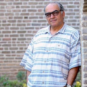 Esmael Barari Instagram - از لاشه چرخه متوقف شده سینمای کودک، پرچمی برای دریافت بودجه ساخته‌شده است 

تهران (پانا) - «اسماعیل براری»، کارگردان و تهیه‌کننده سینمای ایران از حال بد فیلم‌سازی در حوزه کودک، علی‌رغم مشخص بودن راهکارهای حل مشکلات آن سخن گفت و عنوان کرد که چرخه سینمای کودک متوقف‌شده است و تنها از لاشه آن پرچمی ساخته‌شده تا از آن شیر نفت کذایی بودجه‌ای گرفته شود.

«اسماعیل براری»، فیلم‌ساز حوزه کودک و نوجوان با گلایه از بی‌توجهی به نقدها، پیشنهادها و نگاه‌های کارشناسی مطرح‌شده در حوزه کودک و نوجوان عنوان کرد: «من متاسفانه صاحب مقاله کوتاهی هستم که 13سال است که هر سال در همین ایام، بدون اضافه شدن حتی یک سطر تجدید چاپ می شود و موضوع مشکلات سینمای کودک را طرح مسئله می کند و درواقع بین مطبوعات فرهنگی دست به دست می چرخد. سوال اینجاست که چرا وقتی همه مشکل را درک می‌کنیم و راه‌حل مشخصی هم ارایه شده است، همچنان سرگردانیم و باز هم به دنبال راهکار هستیم. آیا با سرنوشت کودکانمان که بچه‌های ما هستند و در آینده نه‌چندان دوری قرار است جای ما را پر کنند، شوخی می‌کنیم؟»

مشکلات سینمای کودک موضوعی است که هرسال تکرار می‌شود و نه اینکه فراموش شود. گاهی فکر می‌کنم ما نق زن ها، خودمان بخشی از این مراسم پذیرایی هستیم. اصلاً نه قرار است مشکلی طرح شود و نه اراده ای برای حل مشکل وجود دارد بلکه ما با طرح مشکلات و مسائل و راهکارها به‌طور مداوم بخشی از پایکوبی مهمانی جذب این بودجه دولتی هستیم

بیش از10 سال است که مشکلات سینمای کودک را با راه‌حل گفته‌ایم
کارگردان فیلم «تنهایی و کلوخ» و برنده پروانه زرین جایزه ویژه هیئت داوران بابت بهترین فیلم جشنواره کودک و نوجوان در سال68، گفت: «هرسال بودجه‌ای از راه می رسد که به هر دلیلی برای سینمای کودک تحت عنوان «جشنواره کودک» خرج می‌شود. درواقع سهمی از شیر نفت با نام سینمای کودک کنده‌شده و طبعا دندان‌هایی برایش تیز می‌شود. این ضیافت نیازمند عوامل، تزیینات، مخالفان و موافقانی است و به مرور همه ما با هر طرز فکری، بخشی از این سفره رنگین می‌شویم گرچه بعد از تمام شدن این مهمانی نه نشانی از کودک می‌ماند و نه سینمای کودک. آنچنان که یادمان می رود که مثلا دو سال پیش، چه گفتیم و چه شنیدیم و چه فیلمی در آن به نمایش درآمده است. اصلا این مهمانی سینمای کودک فقط به همین سطح بحث‌ها نیاز دارد، نه چیزی بیشتر...

http://pana.ir/news/1201602