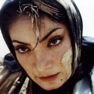 Esmael Barari Instagram - 🌑 فيلم سينمايي "كوير مرگ" 
با بازیگری: لیلا بوشهری

پس از شهر در دست بچه ها (1370)، آشیانه (1370)، جهنم سبز (1374) و رقص شیطان (1378)، این فیلم پنجمین اثر بلند اسماعیل براری است. فیلمبرداری این فیلم از اول مرداد 1379 در مناطق كويري شهر اصفهان حوالي گز، سين و برخوار آغاز شد. با توقیف 13 ساله فیلم از یکسو و متقابلا حضور بین المللی پرتعداد فیلم و کسب جوایز و نقدهای سینمایی متعدد در نشریات بین المللی و ماجرای عجیب تصویب فیلمنامه این فیلم توسط شهید آوینی و خود داری مدیریت سینمایی وقت حوزه هنری از ساخت اثر و تصمیم آن شهید به ترک حوزه در واپسین روزهای قبل از شهادت... تا ماجرای نمایش در فستیوال بروکلین نیویورک بعنوان نخستین حضور سینمای ایران پس از انقلاب در آن رویداد هنری و درخواست اعطای مجوز اقتباس این فیلم توسط دنیس راباگلیا، فیلمساز کشور سوئیس در حاشیه جشنواره وایادولید اسپانیا، ... و اقدامات پیشگیرانه امور بین الملل بنیاد سینمایی فارابی برای بایکوت فیلم و عدم پذیرش در جشنواره فجر... همه و همه ماجرای جنجالی و صبورانه این فیلم در گذر این سالهاست.
منابع: www.wifc.org 🔴 ورکشاپ و نمایش فیلم کویر مرگ، ۲۲/آبان/۹۷، دانشگاه