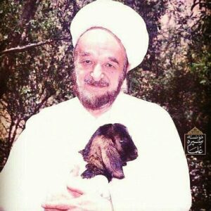 Esmael Barari Instagram - آدم كسي مباش!
(خاطره)

معلم عزيزي،  دو سه باري، چند نفر از ما  را برد منزل علامه جعفري . ما بچه ها، روي زمين دورش مي نشستيم و او با آن شمايل با نمك و  لهجه شيرين آذري، برايمان حرف مي زد. بلد بود از آن اوج فلسفه و معقولات  فرو آيد و با يك مشت پسر بچه سر به هوا ، ارتباط فكري برقرار كند! 
علامه جورابهايش را نشانمان داد و با افتخار، تعريف كرد چقدر در رفوي جوراب مهارت دارد. يك ذره منيت و رعونت و جبروت آخوندي نداشت. اصلا آخوند نبود. آدم بود.  نور به قبرش ببارد. 
از آن نشست ها ، دو قصه از تحارب شخصي علامه يادم مانده كه امروز، يكي را برايتان  نقل مي كنم.

آقاي من كه شما باشي، نقل به مضمون، علامه گفت: 
روزي طلبه فلسفه خواني نزد من آمد تا برخي سوالات بپرسد. ديدم جوان مستعديست كه استاد خوبي نداشته است. ذهن نقاد و سوالات بديع داشت كه بي پاسخ مانده بود.  پاسخ ها را كه مي شنيد، مثل تشنه اي بود كه آب خنكي يافته باشد. خواهش كرد برايش درسي بگويم و من كه ارزش اين آدم را فهميده بودم، پذيرفتم. قرار شد فلان كتاب را نزد من بخواند. چندي كه گذشت، ديدم فريفته و واله من شده است. در ذهنش ابهت و عظمتي يافته بودم كه برايش خطر داشت. هرچه كردم، اين حالت درو كاسته نشد. مي دانستم اين شيفتگي، به استقلال فكرش صدمه مي زند. تصميم گرفتم فرصت تعليم را قرباني استقلال ضميرش كنم.

روزي كه قرار بود براي درس بيايد، در خانه را نيم باز گذاشتم. دوچرخه فرزندم را برداشتم و در باغچه، شروع به بازي و حركات كودكانه كردم. ديدمش كه سر ساعت، آمد. از كنار در، دقايقي با شگفتي مرا نگريست. با هيجان، بازي را ادامه دادم. در نظرش شكستم. راهش را كشيد و بي يك كلمه، رفت كه رفت. 
اينجا كه رسيد، مرحوم علامه جعفري با آنهمه خدمات فكري و فرهنگي به اسلام ، گفت :
براي آخرتم به معدودي از اعمالم، اميد دارم. يكي همين دوچرخه بازي آنروز است! 
درس استاد آن شب آن بود كه دنبال آدمهاي بزرگ بگرديد و سعي كنيد دركشان كرده از وجودشان توشه برگيريد. اما مريد و واله كسي نشويد. شما انسانيد و ارزشتان به ادراك و استقلال عقلتان است. عقلتان را تعطيل و تسليم كسي نكنيد. آدم كسي نشويد، هر چقدر هم طرف بزرگ باشد!

محمّد حسين كريمي پور