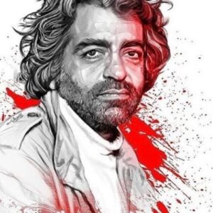 Esmael Barari Instagram - 🔴 برای آمرزش روح زنده یاد بابک خرمدین دعا کنیم.
حقیقتا من هم مثل شما هستم و چیز بیشتری نمی دانم ولی چند دانه دم خروس از این ماجرا بیرون افتاده است که هضم قصه را دشوار می کند:
دم خروس اول: گفته اند که داماد را ابتدا کشته اند و نمی فهمم چرا اقوام داماد، با این که چند سال عروس را می بینند، از خوشان نپرسیده اند که شاه داماد کو؟
دم خروس دوم: دختر مرحوم، چند سال پس از قتل همسرش بدست والدین، همچنان در خانه ظرف می شست و جارو برقی می کشید و عیدها سفره هفت سین می چید... تا سرانجام او ‌را هم کشتند؟!
دم خروس سوم: مرحوم بابک، چیزی حدود یک دهه از عمرش را در حالی در آن خانه زندگی کرد که ابتدا داماد و سپس خواهرش بترتیب کشته و غیب شدند و او یک سوال کوچولو نپرسیده که...؟!
دم خروس جهارم: ما انسانها توانایی خاصی داریم بنام تجسم. برای همین است که در عید قربان، بعضی که دل نازک ترند، از خوردن کباب امتناع می کنند چون با دیدن گوشت، بیاد گوسفند زنده ای می افتند که تا دیشب از دست او آب می خورد. قتل بابک مرحوم، چه بدلیل روان پریشی و چه بدلیل خشم یا جنون آنی، حداکثر در نیم ساعت به پایان رسیده ولی سلاخی او یک عملیات سنگین ۷، ۸ ساعته است. اگر با پدر سنگدل نظامی یا موجی طرف باشیم، مادر چه؟ در این ساعات حرارت هیجان سرد شده، مادر با دیدن قطعات بدن، پسری را تجسم می کند که نه ماه باردارش بوده، زایمان کرده، شیر داده، حمام برده، در بیماری مداوایش کرده، جشن تولد گرفته، برایش لباس عید خریده، نزدیک به چهل سال بزرگش کرده... نه، یک مادر شاید  بتواند فرزندش را بکشد ولی نمی تواند سر فرصت بنشیند و تکه تکه اش بکند!
دم خروس پنجم: تابحال یک مرغ پاک کرده ای؟ چه کار سختی برای آدمهای ناشی است و چه افتضاحی در تکه کردن مرغ  ببار می آورد. البته مرغ همش دو کیلو است و اینجا با یک جسد ۷۰ کیلویی طرف هستیم که قرار است یک پیرمرد ۸۰ ساله و یک پیرزن ۷۰ ساله آن را لخت، جابجا و سلاخی کنند. آیا زورشان می رسد؟
دم خروس ششم.: از دیروز که فیلم بدن مثله شده مرحوم بابک بیگناه را دیده ام، حالم دگرگون است. انگار کیک دراز و بزرگی بوده که با یک حرکت چاقوی بزرگی با چند برش، هر دو پا را همزمان بریده باشند. این برشهای تمیز و دقیق با ساطور و چاقوی آشپزخانه جور در نمی آید. دستکم اره برقی بزرگ و ابزار صنعتی و کارگاه مناسب می خواهد که در هیچ گزارشی، به وجود چنین چیزهایی اشاره نشده است. 
در ماجرای قتل قاشقچی شنیده بودم که جلادانی از پزشکی قانونی عربستان به ترکیه اعزام شده بودند
نمیدانم، واقعا نمی دانم که دم خروس را باور کنم یا قسم حضرت عباس را
