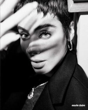 Esmeralda Pimentel Instagram - Luz: la clave perfecta para llevarnos a otro lugar, uno lleno de detalles, como estos que envuelven la sesión de fotos que hicimos junto a @esmepimentel, acompañados de la joyería más delicada de @bulgari, que se impregna en la ropa como si fuera una fragancia. 

"Creo que mi mantra este año es ‘confía’, porque es importante que escuches tu intuición, que no hay nadie mejor que tú para vivir la vida, ni nadie que sepa lo que es mejor para ti, sobre todo al tomar decisiones. Es importante no dejarnos engañar por la mente y entender que los ciclos que terminan son lo mejor para ti”.

Director Editorial: @gerardangulo
Realización: @sergio.valenzuelach
Fotografías: @carlos_ruizc
Make Up: @chentechapitas
Hair: @rasec.hair
Asistentes de Moda: @michortizand
Asistentes de Fotografía: @soffffiiia