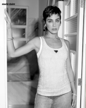 Esmeralda Pimentel Instagram - Luz: la clave perfecta para llevarnos a otro lugar, uno lleno de detalles, como estos que envuelven la sesión de fotos que hicimos junto a @esmepimentel, acompañados de la joyería más delicada de @bulgari, que se impregna en la ropa como si fuera una fragancia. 

"Creo que mi mantra este año es ‘confía’, porque es importante que escuches tu intuición, que no hay nadie mejor que tú para vivir la vida, ni nadie que sepa lo que es mejor para ti, sobre todo al tomar decisiones. Es importante no dejarnos engañar por la mente y entender que los ciclos que terminan son lo mejor para ti”.

Director Editorial: @gerardangulo
Realización: @sergio.valenzuelach
Fotografías: @carlos_ruizc
Make Up: @chentechapitas
Hair: @rasec.hair
Asistentes de Moda: @michortizand
Asistentes de Fotografía: @soffffiiia