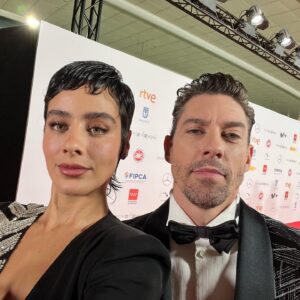 Esmeralda Pimentel Instagram - El mejor regalo de Navidad que la vida me pudo haber dado. 

Solo tengo palabras de gratitud para @premiosforque y para mis admirados Rafa González Lasso, Yolanda, Dani y a todo el equipo dirección, Produccion, sonido, creativo, a @egedainternacional @rtve por su confianza y apoyo. Porque desde el día 1, me di cuenta que estaba rodeada de los mejores y porque son un cracks! 
Que delicia colaborar así! ✨

Pero sobre todo, quiero agradecerte a ti @adrian_lastra 
“El Vallecano”, hermanito mío, por tomarme de la mano y hacer de cada ensayo, un parque de diversiones para crear, soñar, cantar, disfrutar! 
No me cansaré jamás de contarle al mundo el ejemplo de generosidad que me diste, de lo talentoso que eres, de cómo te comes el escenario porque amas enormemente esta vocación a la que le rendimos homenaje. 
Esto no fue una gala, fue una masterclass! 
Ya escribí en mi cartita a Santa, hacer una serie y una peli juntos! 💪🏽

Gracias amada y enorme Verónica Forqué. Sé que tuvimos tu bendición, y tu Magia se hizo presente. 
Besos vuelan hasta a ti. 🦋

Gracias a mi equipo maravilloso @maydelmanager @rafapontessss  @robertosiguero @victorblancostudio 

Gracias España 🇪🇸 por tantísimo amor!