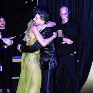 Esmeralda Pimentel Instagram - El mejor regalo de Navidad que la vida me pudo haber dado. 

Solo tengo palabras de gratitud para @premiosforque y para mis admirados Rafa González Lasso, Yolanda, Dani y a todo el equipo dirección, Produccion, sonido, creativo, a @egedainternacional @rtve por su confianza y apoyo. Porque desde el día 1, me di cuenta que estaba rodeada de los mejores y porque son un cracks! 
Que delicia colaborar así! ✨

Pero sobre todo, quiero agradecerte a ti @adrian_lastra 
“El Vallecano”, hermanito mío, por tomarme de la mano y hacer de cada ensayo, un parque de diversiones para crear, soñar, cantar, disfrutar! 
No me cansaré jamás de contarle al mundo el ejemplo de generosidad que me diste, de lo talentoso que eres, de cómo te comes el escenario porque amas enormemente esta vocación a la que le rendimos homenaje. 
Esto no fue una gala, fue una masterclass! 
Ya escribí en mi cartita a Santa, hacer una serie y una peli juntos! 💪🏽

Gracias amada y enorme Verónica Forqué. Sé que tuvimos tu bendición, y tu Magia se hizo presente. 
Besos vuelan hasta a ti. 🦋

Gracias a mi equipo maravilloso @maydelmanager @rafapontessss  @robertosiguero @victorblancostudio 

Gracias España 🇪🇸 por tantísimo amor!