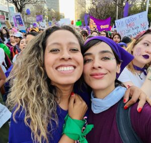 Esmeralda Pimentel Instagram - NOS CRECIERON ALAS! 💜

Por mis abuelas, por mi madre, por mi hermana Lupita, por mi sobrina Sofia, por mis cuñadas, mis primas, mis tías, mis amigas, mis colegas, mi suegra, por Ale y Ángeles, por mis perritas. 

Por todas las mujeres y niñas que nos arrebató la violencia machista, por sus familiares. 

Hoy marchamos porque LAS INFANCIAS NO SE TOCAN! 

Si tocan a una, RESPONDEMOS TODAS! 💜

Y RETIEMBLE EN SUS CENTROS LA TIERRA, AL SORORO RUGIR DEL AMOR! 💜🇲🇽💜

#8M