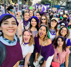 Esmeralda Pimentel Instagram - NOS CRECIERON ALAS! 💜

Por mis abuelas, por mi madre, por mi hermana Lupita, por mi sobrina Sofia, por mis cuñadas, mis primas, mis tías, mis amigas, mis colegas, mi suegra, por Ale y Ángeles, por mis perritas. 

Por todas las mujeres y niñas que nos arrebató la violencia machista, por sus familiares. 

Hoy marchamos porque LAS INFANCIAS NO SE TOCAN! 

Si tocan a una, RESPONDEMOS TODAS! 💜

Y RETIEMBLE EN SUS CENTROS LA TIERRA, AL SORORO RUGIR DEL AMOR! 💜🇲🇽💜

#8M