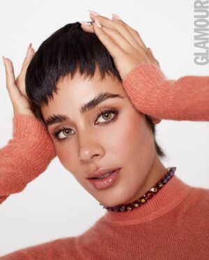 Esmeralda Pimentel Instagram - En el 2020, gracias a un vídeo, escuché por primera vez sobre el BII (Breast Implant Illness o Enfermedad de implantes mamarios.) 
El testimonio de esa chica me cambió/salvó la vida. ✨

Me sorprendió ver la cantidad de síntomas que tenía; migrañas, ataques de ansiedad, dolores en las articulaciones, diversos problemas en la piel, fatiga crónica, problemas de concentración y memoria, ojos rojos, taquicardia, falta de aire, y una larga lista de malestares debido a una toxicidad provocada por los implantes. 

Estuve 12 años visitando doctores, tomando medicamentos, haciéndome distintos estudios, probando remedios. Algunos médicos me dijeron que era “hereditario”, así que aprendí a malvivir con dolor, con ansiedad, o creer que era parte de ir envejeciendo. 

Hace 12 años, pensaba que No era suficiente, y que una cirugía me ayudaría a sentirme más segura, pero hoy entiendo que no hay factores externos ni atajos que te ahorren el proceso de aceptarte, respetarte, cuidarte, amarte. 

Amarme es aceptar mi sombra y decir “Esta También soy yo” 
Y permitirme SER, sin juzgarme, aprender a estar en calma durante los terremotos emocionales y recordar, que 
“Esto También Pasará”. 
Aprender a habitar todo el abanico de emociones y situaciones sin perderme a mi, eso también es la libertad.

Y es que, la vida, va de entender que todo es cíclico; 
a la etapa de prosperidad y alegría, le sigue una de retos complejos. Vida/muerte/vida. Y eso está bien! 

Mañana cumplo 9 meses de haberme explantado y desde entonces no hay día que no de gracias por mi salud, por mi vida, porque soy infinitamente afortunada y porque hoy me siento más bella y poderosa que nunca. 
No podemos pretender quedarnos solo en un lado de la experiencia, porque eso sería perdernos la oportunidad de descubrir que aun en la oscuridad, la vida siempre nos sostiene y nos guía. 

Cómo bien dice LC, la metamorfosis duele… pero nos regala alas para volar! 🦋

Gracias @glamourmexico por compartir mi testimonio.
Y al alto team:

📸: @estebancalderon 
💄: @robbielikemargot 
Dirección creativa y de PR @estachava 
Dirección de Fashion and Beauty: @claudiavaldeza 
Estilismo: @thecommonroom_mx 
✍🏾: @jocelyneo 
💘 @getagencia