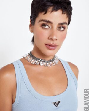 Esmeralda Pimentel Instagram - En el 2020, gracias a un vídeo, escuché por primera vez sobre el BII (Breast Implant Illness o Enfermedad de implantes mamarios.) 
El testimonio de esa chica me cambió/salvó la vida. ✨

Me sorprendió ver la cantidad de síntomas que tenía; migrañas, ataques de ansiedad, dolores en las articulaciones, diversos problemas en la piel, fatiga crónica, problemas de concentración y memoria, ojos rojos, taquicardia, falta de aire, y una larga lista de malestares debido a una toxicidad provocada por los implantes. 

Estuve 12 años visitando doctores, tomando medicamentos, haciéndome distintos estudios, probando remedios. Algunos médicos me dijeron que era “hereditario”, así que aprendí a malvivir con dolor, con ansiedad, o creer que era parte de ir envejeciendo. 

Hace 12 años, pensaba que No era suficiente, y que una cirugía me ayudaría a sentirme más segura, pero hoy entiendo que no hay factores externos ni atajos que te ahorren el proceso de aceptarte, respetarte, cuidarte, amarte. 

Amarme es aceptar mi sombra y decir “Esta También soy yo” 
Y permitirme SER, sin juzgarme, aprender a estar en calma durante los terremotos emocionales y recordar, que 
“Esto También Pasará”. 
Aprender a habitar todo el abanico de emociones y situaciones sin perderme a mi, eso también es la libertad.

Y es que, la vida, va de entender que todo es cíclico; 
a la etapa de prosperidad y alegría, le sigue una de retos complejos. Vida/muerte/vida. Y eso está bien! 

Mañana cumplo 9 meses de haberme explantado y desde entonces no hay día que no de gracias por mi salud, por mi vida, porque soy infinitamente afortunada y porque hoy me siento más bella y poderosa que nunca. 
No podemos pretender quedarnos solo en un lado de la experiencia, porque eso sería perdernos la oportunidad de descubrir que aun en la oscuridad, la vida siempre nos sostiene y nos guía. 

Cómo bien dice LC, la metamorfosis duele… pero nos regala alas para volar! 🦋

Gracias @glamourmexico por compartir mi testimonio.
Y al alto team:

📸: @estebancalderon 
💄: @robbielikemargot 
Dirección creativa y de PR @estachava 
Dirección de Fashion and Beauty: @claudiavaldeza 
Estilismo: @thecommonroom_mx 
✍🏾: @jocelyneo 
💘 @getagencia