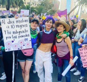 Esmeralda Pimentel Instagram - NOS CRECIERON ALAS! 💜

Por mis abuelas, por mi madre, por mi hermana Lupita, por mi sobrina Sofia, por mis cuñadas, mis primas, mis tías, mis amigas, mis colegas, mi suegra, por Ale y Ángeles, por mis perritas. 

Por todas las mujeres y niñas que nos arrebató la violencia machista, por sus familiares. 

Hoy marchamos porque LAS INFANCIAS NO SE TOCAN! 

Si tocan a una, RESPONDEMOS TODAS! 💜

Y RETIEMBLE EN SUS CENTROS LA TIERRA, AL SORORO RUGIR DEL AMOR! 💜🇲🇽💜

#8M