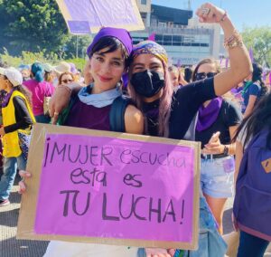 Esmeralda Pimentel Instagram - NOS CRECIERON ALAS! 💜

Por mis abuelas, por mi madre, por mi hermana Lupita, por mi sobrina Sofia, por mis cuñadas, mis primas, mis tías, mis amigas, mis colegas, mi suegra, por Ale y Ángeles, por mis perritas. 

Por todas las mujeres y niñas que nos arrebató la violencia machista, por sus familiares. 

Hoy marchamos porque LAS INFANCIAS NO SE TOCAN! 

Si tocan a una, RESPONDEMOS TODAS! 💜

Y RETIEMBLE EN SUS CENTROS LA TIERRA, AL SORORO RUGIR DEL AMOR! 💜🇲🇽💜

#8M