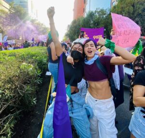 Esmeralda Pimentel Instagram - NOS CRECIERON ALAS! 💜

Por mis abuelas, por mi madre, por mi hermana Lupita, por mi sobrina Sofia, por mis cuñadas, mis primas, mis tías, mis amigas, mis colegas, mi suegra, por Ale y Ángeles, por mis perritas. 

Por todas las mujeres y niñas que nos arrebató la violencia machista, por sus familiares. 

Hoy marchamos porque LAS INFANCIAS NO SE TOCAN! 

Si tocan a una, RESPONDEMOS TODAS! 💜

Y RETIEMBLE EN SUS CENTROS LA TIERRA, AL SORORO RUGIR DEL AMOR! 💜🇲🇽💜

#8M