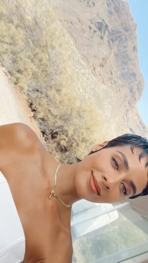 Esmeralda Pimentel Instagram - MONTECRISTO me trae cacheteando las banquetas en el paraíso! 

Estoy trabajando con el equipo más generoso y talentoso que pueda imaginar. 
Que ilusión jugar aquí, jugar así, con tanto ❤️‍🔥!