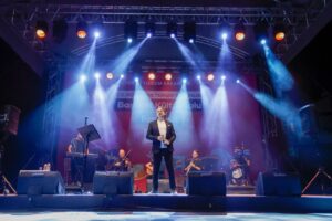 Eşref Ziya Terzi Instagram - Akrebe gülümsüyor yelkovan, bitti hayal
Saatleri sonsuzluk için kurmalı artık...

#esrefziya #ezgi #ezgiler #beyazbirölüm #eser #albüm #konser
