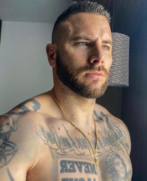 Esteban Martínez Instagram - Días difíciles, que sería de la luz sin algo de oscuridad 💀