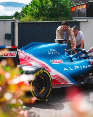 Esteban Ocon Instagram - My @alpinef1team race winning car has a new home 💙 an extremely special day as we welcome the Hungarian GP A521 to the family garage! 🏆