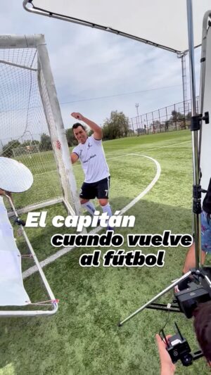Esteban Paredes Instagram - ¡NUESTRO CAPITÁN VUELVE A LA CANCHA! ⚽️

Y en #juegaenlinea estamos de fiesta 🕺🏻por el regreso al #fútbol de nuestro querido y admirado Esteban 🤩¡Grande Capi! 

Tu #teamjel está feliz y orgulloso 🥰

#estebanparedes #futbol #chile #campeon #idolo