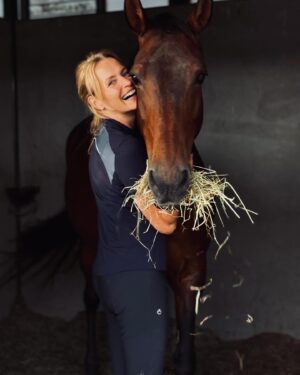 Estelle Lefébure Instagram - Les chevaux nous reflètent souvent nos propres émotions , nous aidant à mieux nous comprendre et à nous améliorer en tant qu’individus.Ils nous incitent à être authentiques et à trouver un équilibre émotionnel .
Merci U❤️