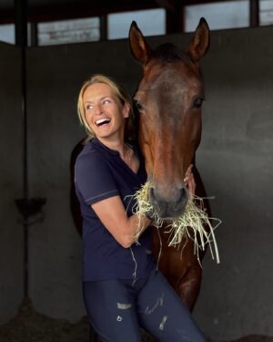 Estelle Lefébure Instagram - Les chevaux nous reflètent souvent nos propres émotions , nous aidant à mieux nous comprendre et à nous améliorer en tant qu’individus.Ils nous incitent à être authentiques et à trouver un équilibre émotionnel .
Merci U❤️