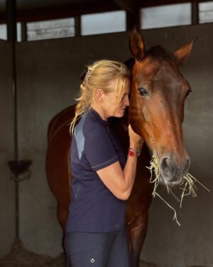 Estelle Lefébure Instagram - Les chevaux nous reflètent souvent nos propres émotions , nous aidant à mieux nous comprendre et à nous améliorer en tant qu’individus.Ils nous incitent à être authentiques et à trouver un équilibre émotionnel .
Merci U❤️