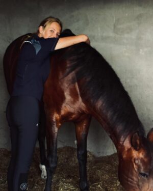 Estelle Lefébure Instagram - Les chevaux nous reflètent souvent nos propres émotions , nous aidant à mieux nous comprendre et à nous améliorer en tant qu’individus.Ils nous incitent à être authentiques et à trouver un équilibre émotionnel .
Merci U❤️