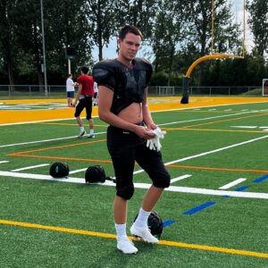 Étienne Boulay Instagram - Nouveau défi 🏈 pour @hayden_latendresse qui jouera avec les Titans de St-Jean cette saison @dorchesterstitansfootball !!! Tellement fier !!!